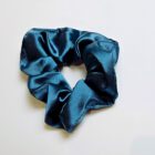 scrunchie-satijn-haarelastiek-turquoise-groen-blauw-aqua-haar-fashion-musthaves-ibiza-boutique
