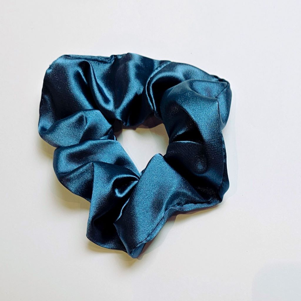SCRUNCHIE SATIJN TURQUOISE scrunchie-satijn-haarelastiek-turquoise-groen-blauw-aqua-haar-fashion-musthaves-ibiza-boutique