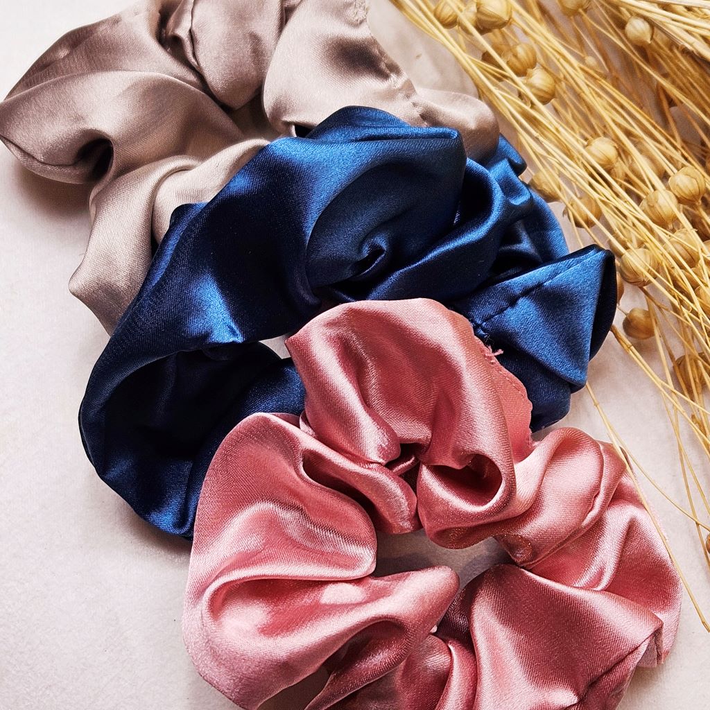 scrunchie-satijn-haarelastiek-haar-fashion-musthaves-ibiza-boutique