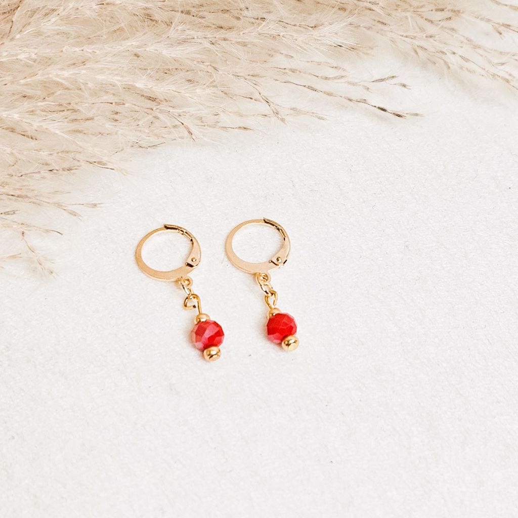 OORBELLEN MILOU kleine-oorbellen-goud-met-rode-kraal