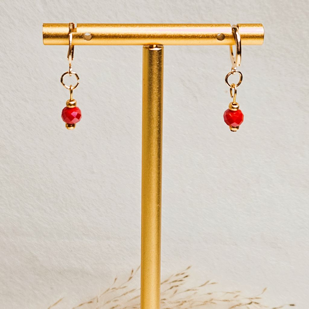 kleine-oorbellen-goud-met-rode-kraal