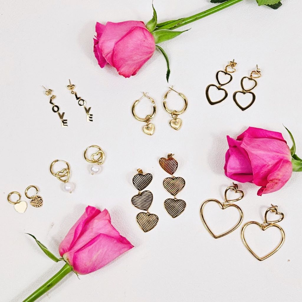 oorbellen-hartjes-rij-goud-musthaves-sieraden-ibiza-boutique